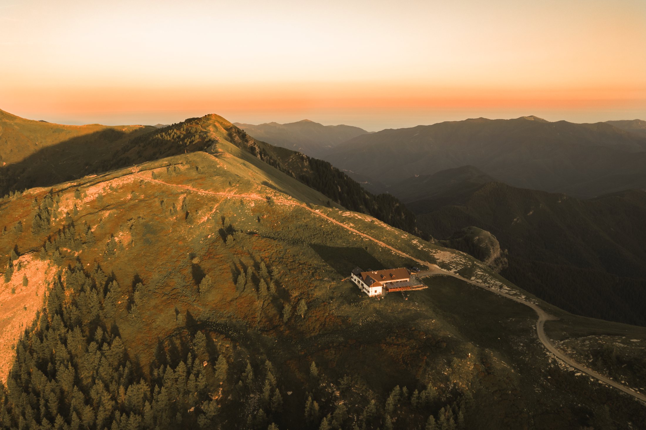 Veduta aerea del Rifugio La Terza sulle Alpi Liguri